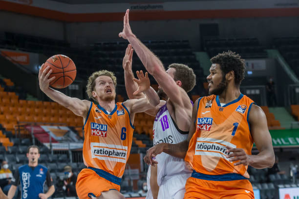 半场战报 半场战报